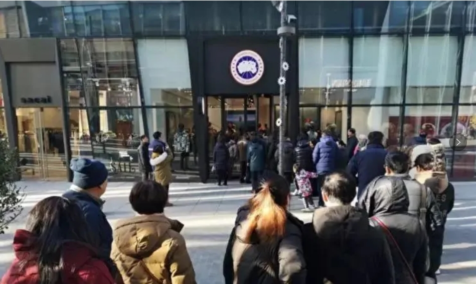這（zhè）一服裝巨頭突然宣布：全球裁員17%！價格動輒上萬元，曾排隊賣斷（duàn）貨